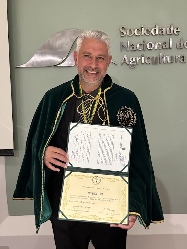 Abílio Pereira com o diploma da Academia Brasileira de Medicina Veterinária